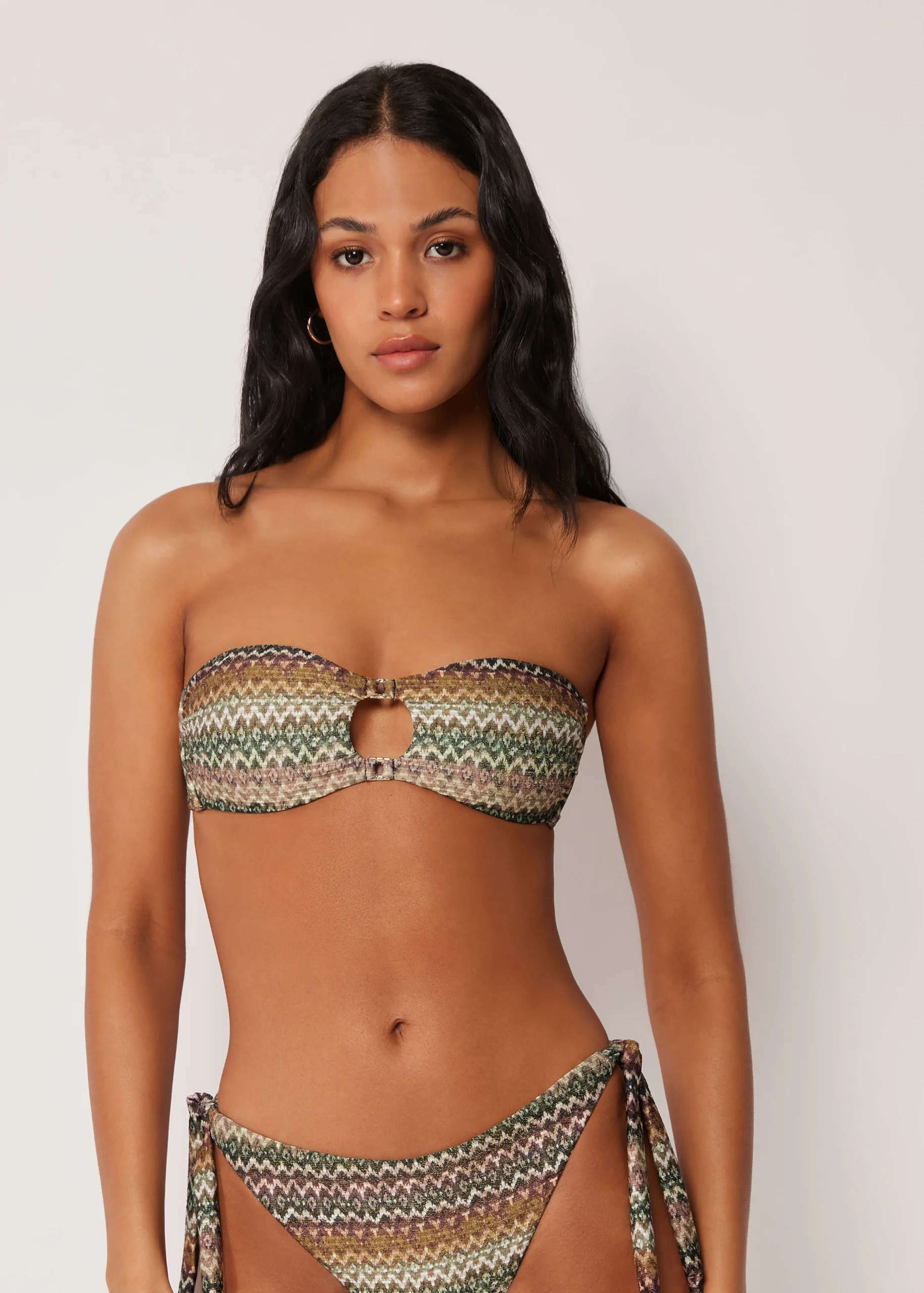 Costume con reggiseno a fascia e slip con fiocchetti Calzedonia 2026