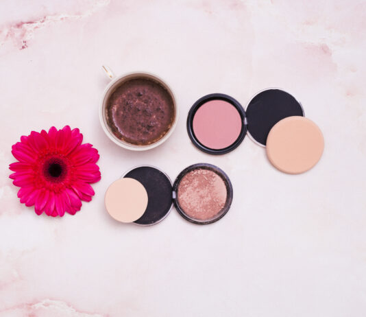 Il tocco che cambia tutto perché il blush è il segreto di un viso luminoso