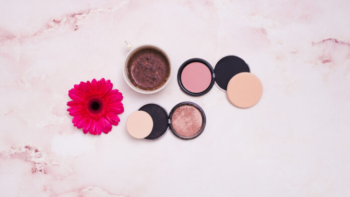 Il tocco che cambia tutto perché il blush è il segreto di un viso luminoso