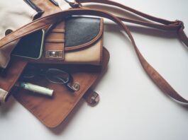 Gli oggetti quotidiani che raccontano chi siamo accessori borse agende occhiali telefono