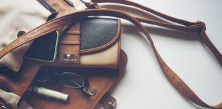 Gli oggetti quotidiani che raccontano chi siamo accessori borse agende occhiali telefono