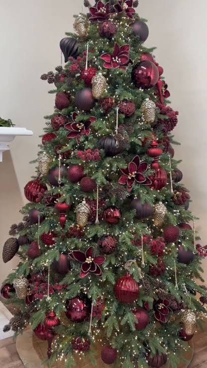 Albero di Natale 2026 nei toni del bordeaux Albero di Natale 2026 nei toni del bordeaux