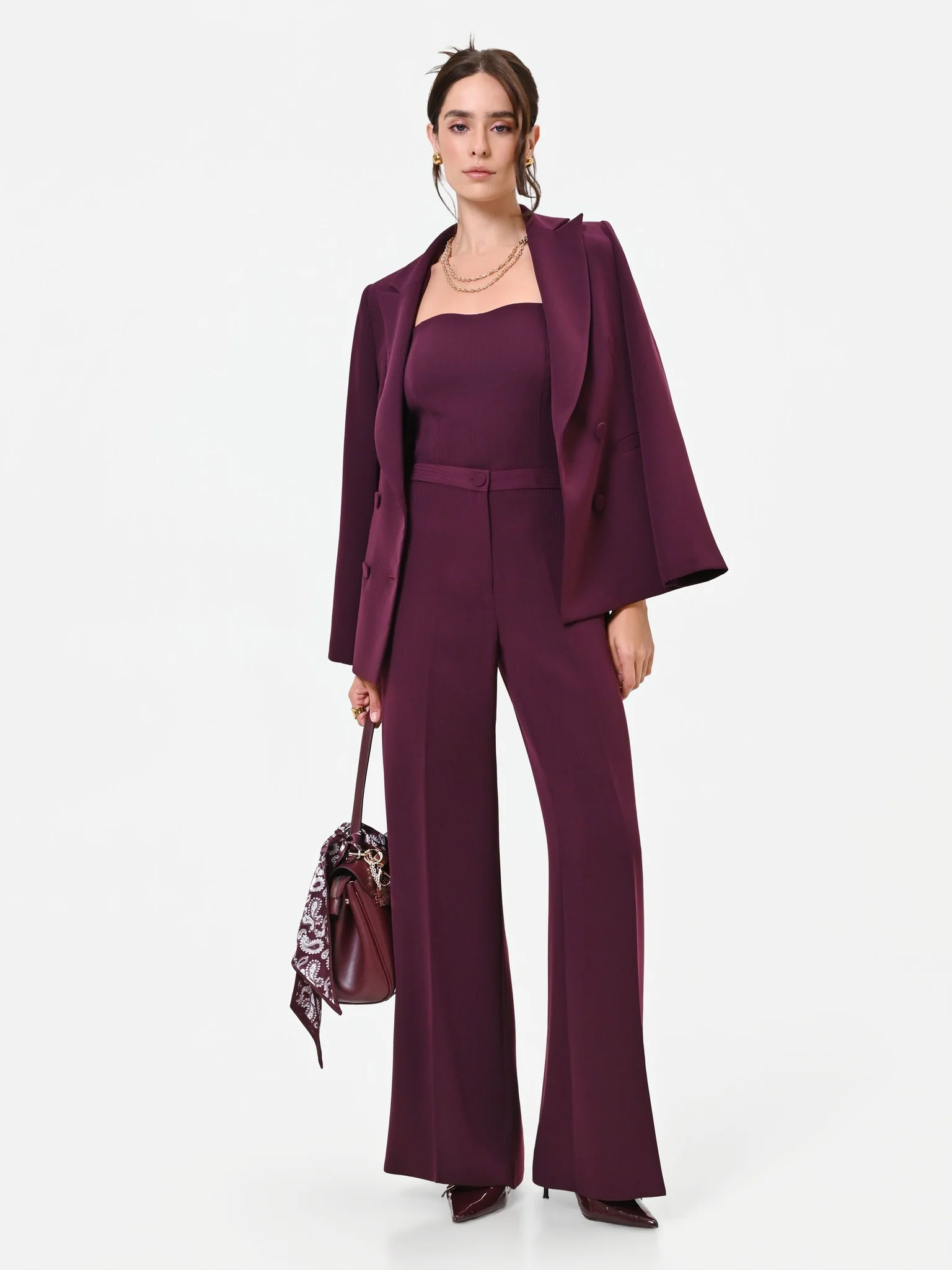 Completo con giacca doppiopetto e pantaloni palazzo Completo con giacca doppiopetto e pantaloni palazzo