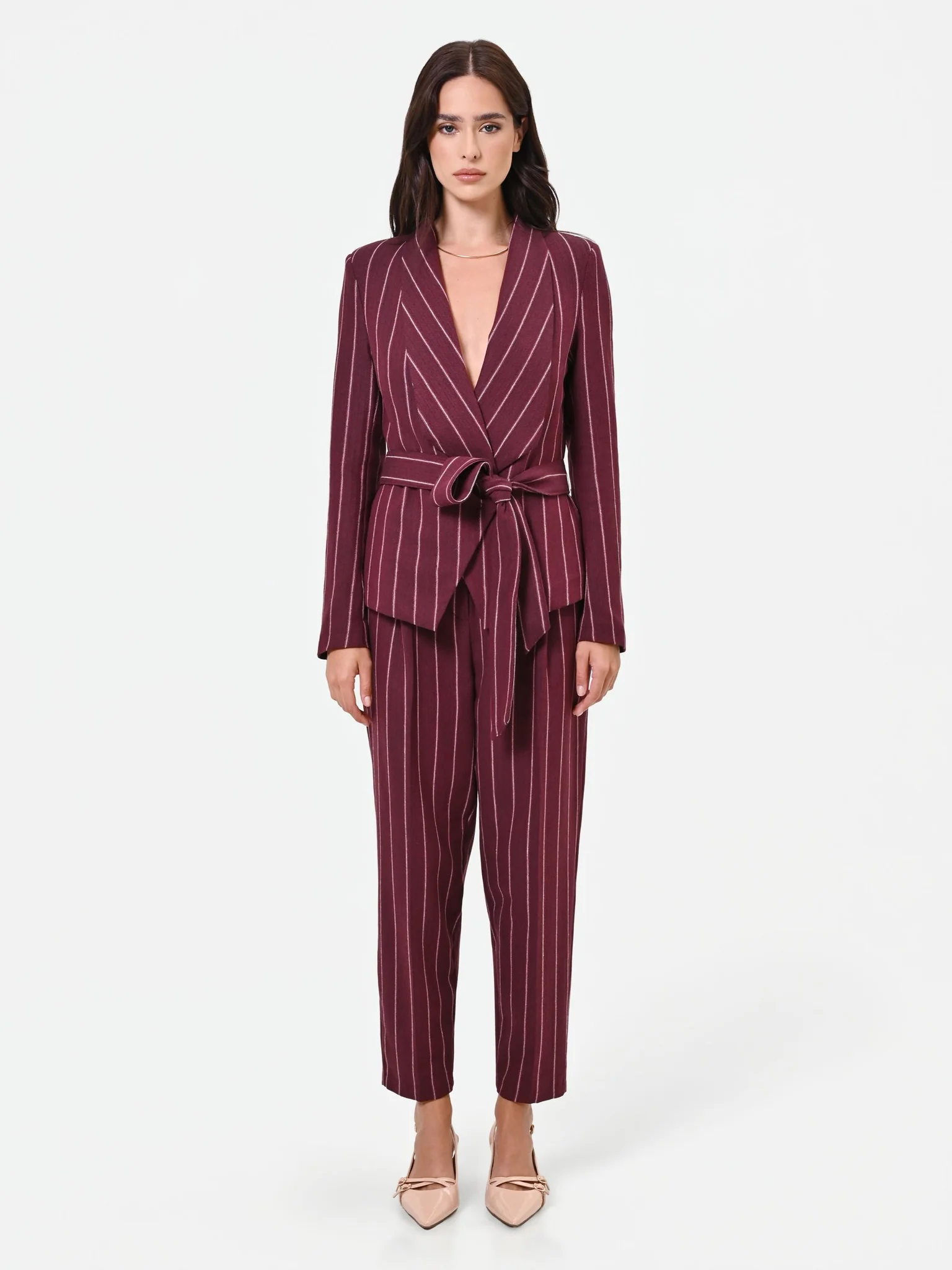 Tailleur con giacca a vestaglia che si lega Tailleur con giacca a vestaglia che si lega